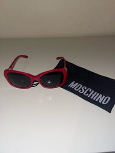 Moschino Damen Rote Sonnenbrille mit Perlen-Details und Stoffetui