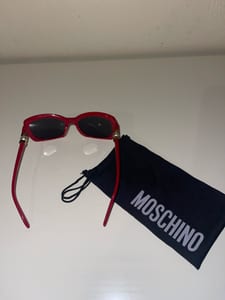 Moschino Damen Rote Sonnenbrille mit Perlen-Details und Stoffetui – Bild 2 von 4