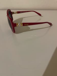Moschino Damen Rote Sonnenbrille mit Perlen-Details und Stoffetui – Bild 3 von 4