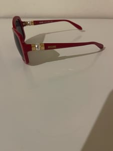 Moschino Damen Rote Sonnenbrille mit Perlen-Details und Stoffetui – Bild 4 von 4