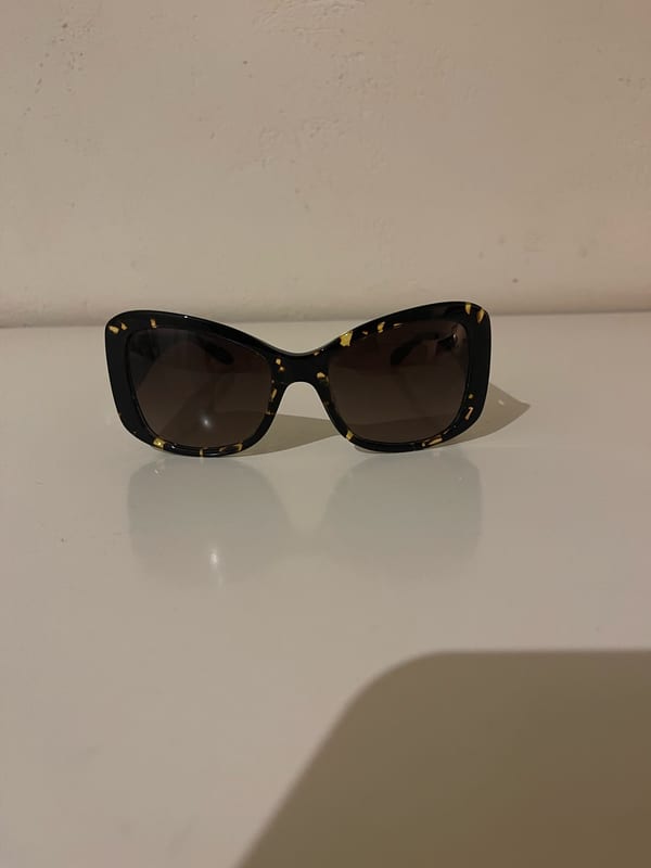 Moschino Damen Sonnenbrille mit dunklen Gläsern – Braun