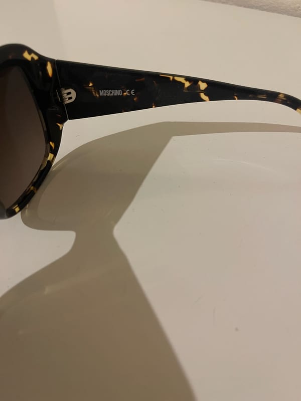 Moschino Damen Sonnenbrille mit dunklen Gläsern – Braun – Bild 5 von 5