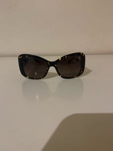 Moschino Damen Sonnenbrille mit dunklen Gläsern – Braun