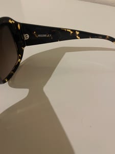 Moschino Damen Sonnenbrille mit dunklen Gläsern – Braun – Bild 5 von 5