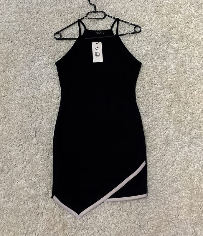 Damen Schwarzes Minikleid mit asymmetrischem Saum – neu mit Etikett – Größe S/M