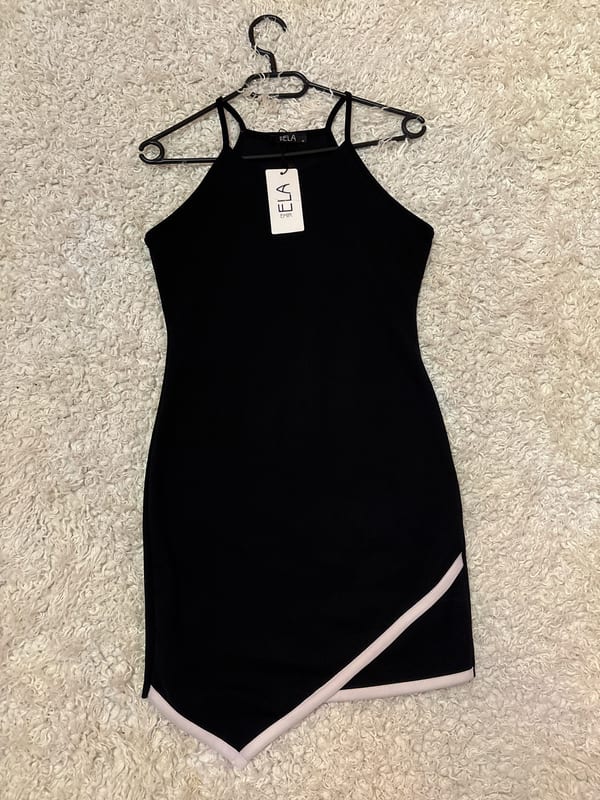 Damen Schwarzes Minikleid mit asymmetrischem Saum – neu mit Etikett – Größe S/M – Bild 2 von 4