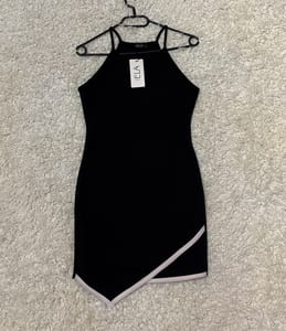 Damen Schwarzes Minikleid mit asymmetrischem Saum – neu mit Etikett – Größe S/M