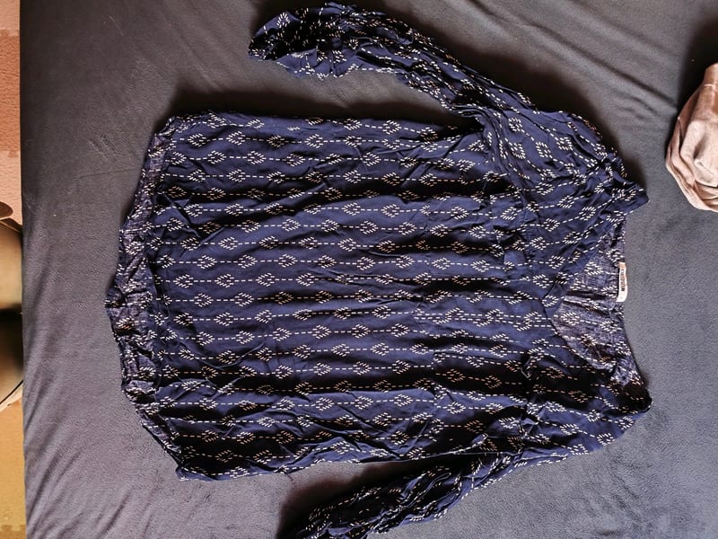 Damen Bluse mit Rautenmuster und Bindeband, dunkelblau – Größe S