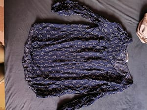 Damen Bluse mit Rautenmuster und Bindeband, dunkelblau – Größe S