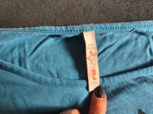 Damen Türkisfarbenes Shirt mit Schriftaufdruck – Größe S – Bild 2 von 3