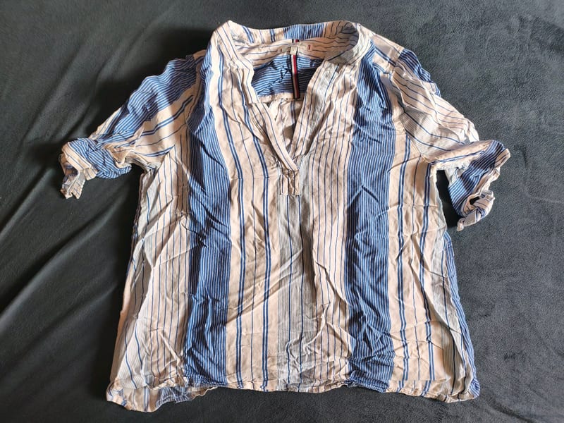 Damen Bluse mit blau-weißen Streifen, halblange Ärmel, V-Ausschnitt – Größe S/M