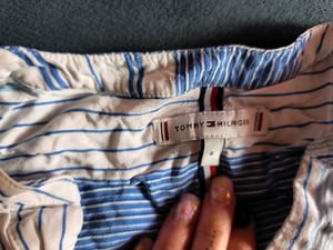 Damen Bluse mit blau-weißen Streifen, halblange Ärmel, V-Ausschnitt – Größe S/M – Bild 2 von 2