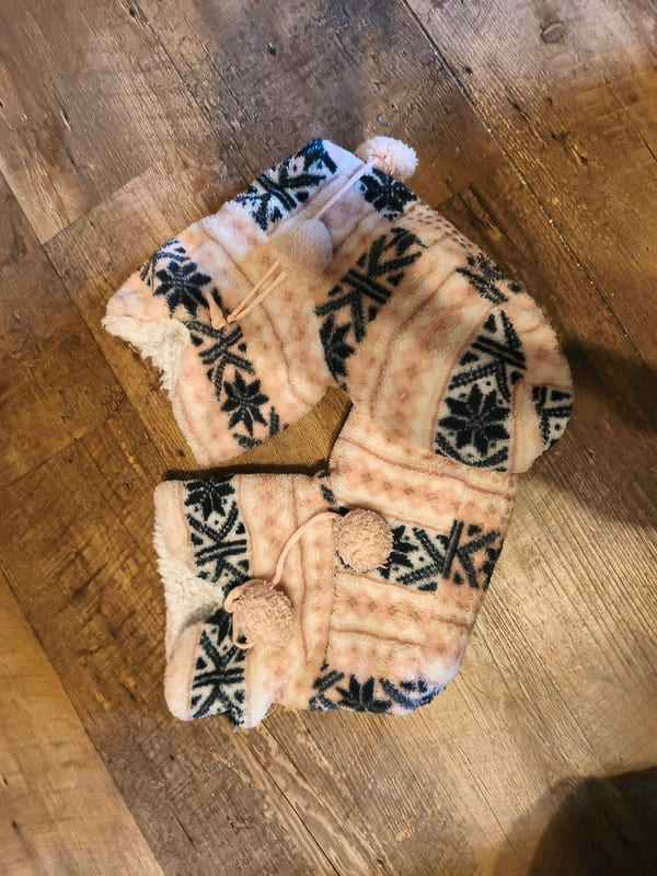 Damen Gemütliche Hausstiefel mit Schneeflocken-Muster und Bommeln – Größe 38 – Rosa