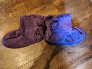 Damen Lila Hausschuhe mit Fell und Bommeln – Größe 37