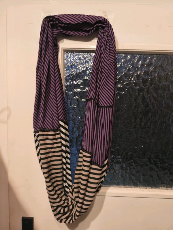 Damen Loop-Schal mit Streifenmuster in Lila und Schwarz