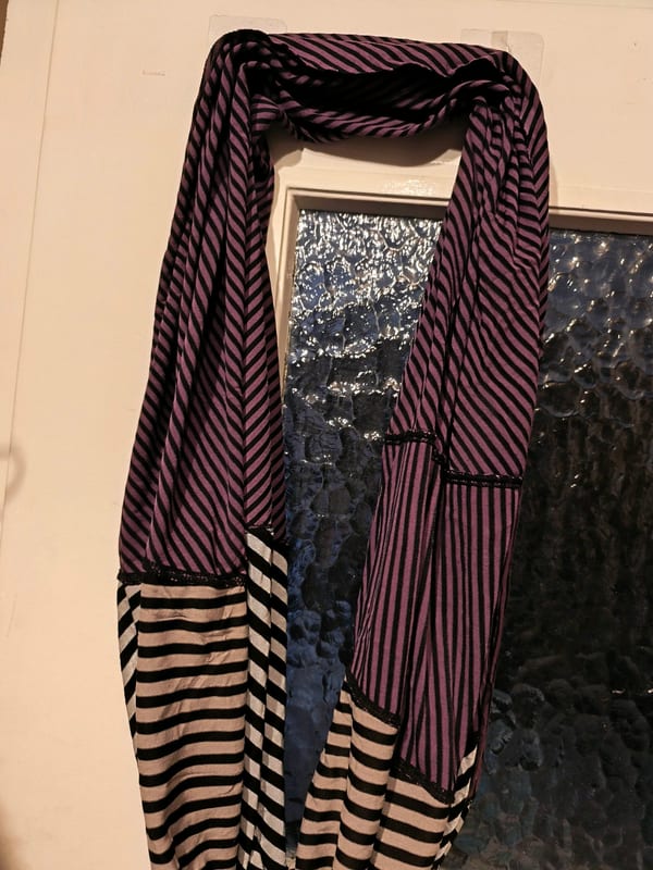 Damen Loop-Schal mit Streifenmuster in Lila und Schwarz – Bild 2 von 2