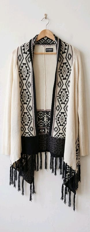 Damen Offene Strickjacke mit Ethno-Muster und Fransen Gr. XS – Creme/Schwarz
