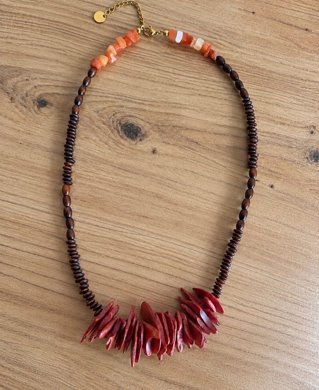Damen Halskette Warme Holztöne. Orange-rotes Leuchten. Natur mit Charakter. – Braun/Orange/Gold – Bild 2 von 2