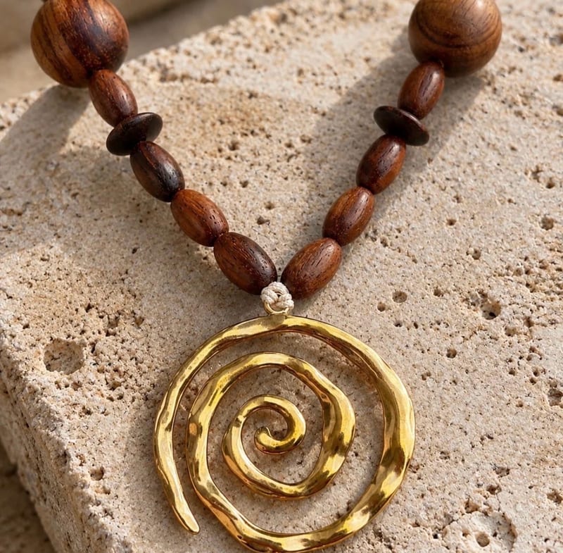 Damen Halskette mit Holzperlen und goldfarbenem Spiralanhänger aus Edelstahl – Braun/Gold – Bild 3 von 5