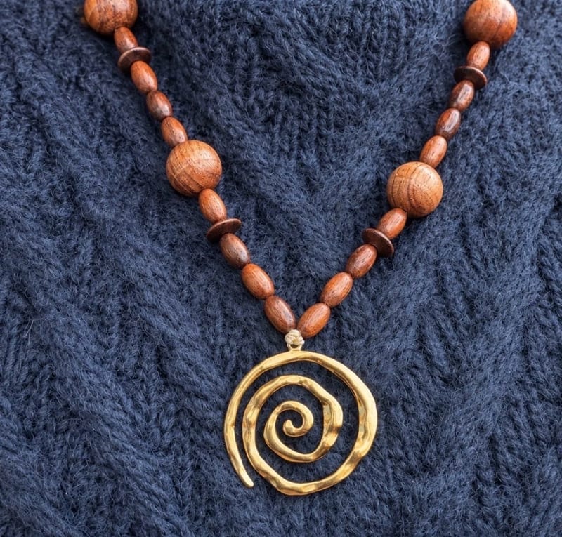 Damen Halskette mit Holzperlen und goldfarbenem Spiralanhänger aus Edelstahl – Braun/Gold – Bild 4 von 5