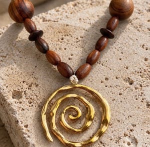 Damen Halskette mit Holzperlen und goldfarbenem Spiralanhänger aus Edelstahl – Braun/Gold – Bild 3 von 5
