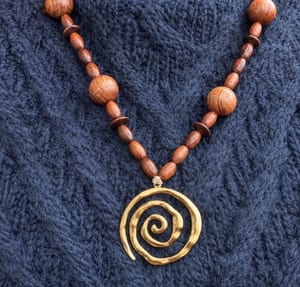 Damen Halskette mit Holzperlen und goldfarbenem Spiralanhänger aus Edelstahl – Braun/Gold – Bild 4 von 5