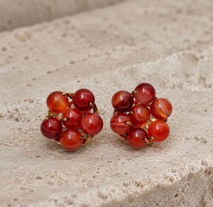 Damen Wie eine kleine Blüte aus Naturstein: Rubi Bloom – Rot/Gold – Bild 2 von 3