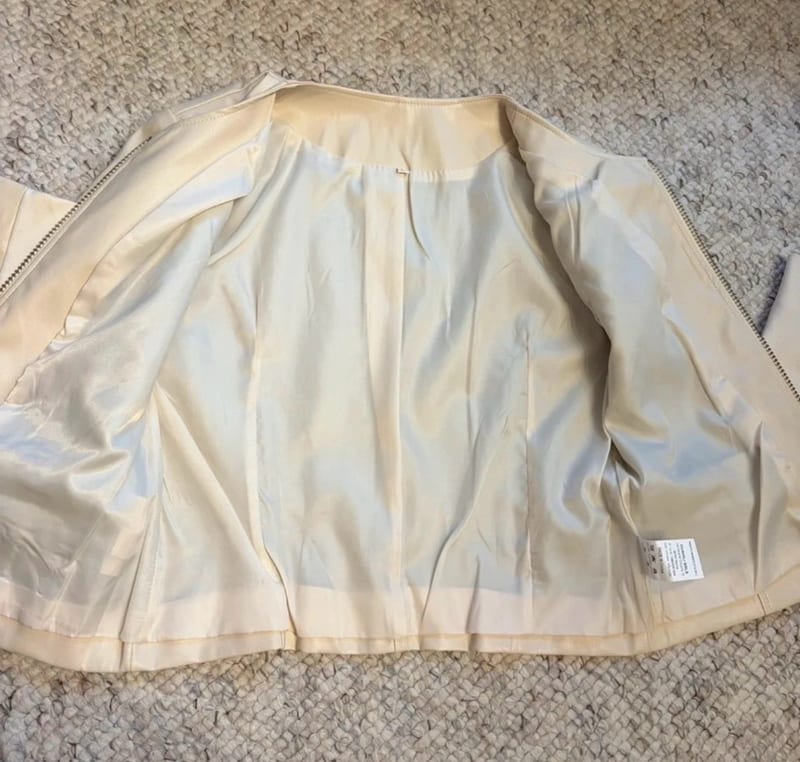 Damen Cremefarbene Kunstleder-Jacke mit Reißverschluss – Größe M/L – Cremeweiß – Bild 7 von 9