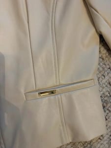 Damen Cremefarbene Kunstleder-Jacke mit Reißverschluss – Größe M/L – Cremeweiß – Bild 6 von 9