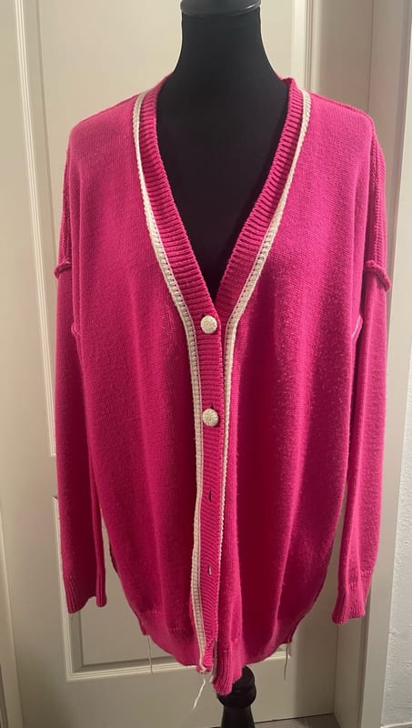 Damen Strickjacke in Pink mit weißem Rand – Größe Oversize – Rosa
