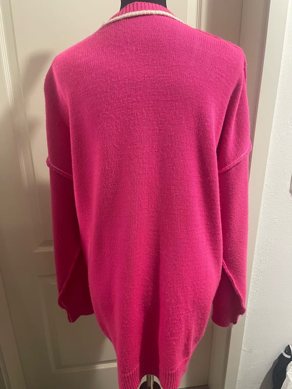 Damen Strickjacke in Pink mit weißem Rand – Größe Oversize – Rosa – Bild 6 von 6