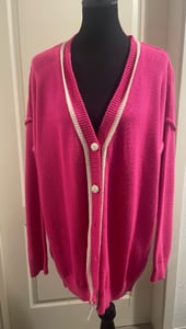 Damen Strickjacke in Pink mit weißem Rand – Größe Oversize – Rosa