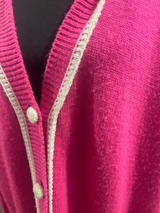 Damen Strickjacke in Pink mit weißem Rand – Größe Oversize – Rosa – Bild 2 von 6