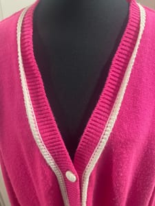 Damen Strickjacke in Pink mit weißem Rand – Größe Oversize – Rosa – Bild 3 von 6
