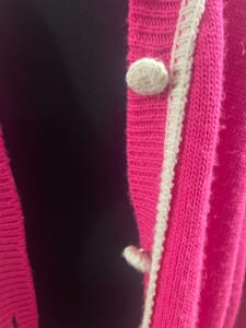 Damen Strickjacke in Pink mit weißem Rand – Größe Oversize – Rosa – Bild 5 von 6