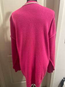 Damen Strickjacke in Pink mit weißem Rand – Größe Oversize – Rosa – Bild 6 von 6
