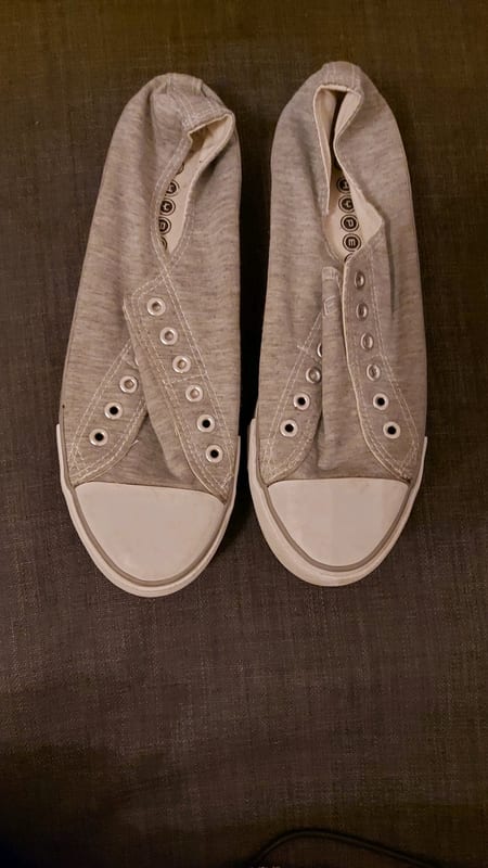 Damen Graue Sneaker aus Stoff mit weißer Kappe – Größe 42
