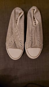 Damen Graue Sneaker aus Stoff mit weißer Kappe – Größe 42