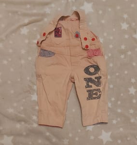 Babyhose mit Latz – ONE Aufdruck, Karo-Taschen – Größe 74 – Rosa