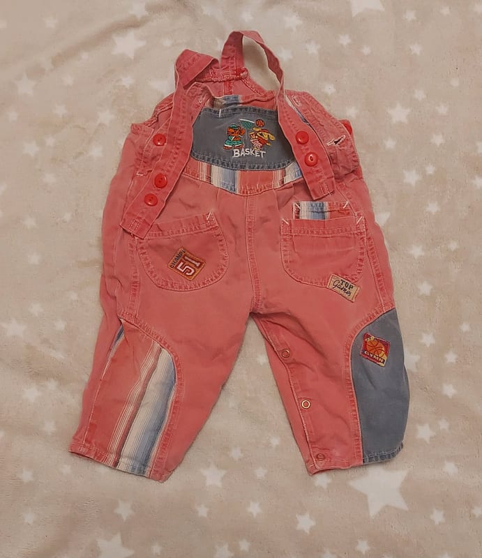 Babylatzhose in rot mit Basketball-Motiven – Größe 74