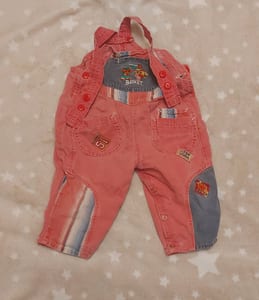 Babylatzhose in rot mit Basketball-Motiven – Größe 74