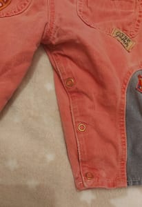Babylatzhose in rot mit Basketball-Motiven – Größe 74 – Bild 2 von 2