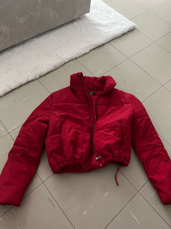 Damen Kurze rote Steppjacke mit Stehkragen – Größe XS