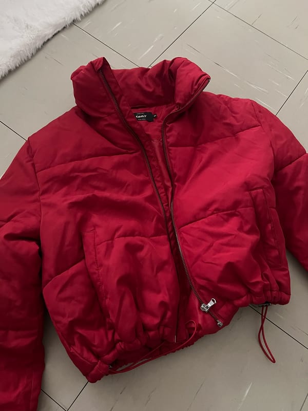 Damen Kurze rote Steppjacke mit Stehkragen – Größe XS – Bild 3 von 6