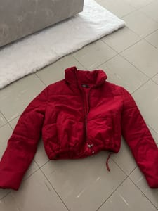 Damen Kurze rote Steppjacke mit Stehkragen – Größe XS
