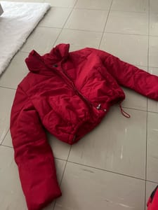 Damen Kurze rote Steppjacke mit Stehkragen – Größe XS – Bild 2 von 6