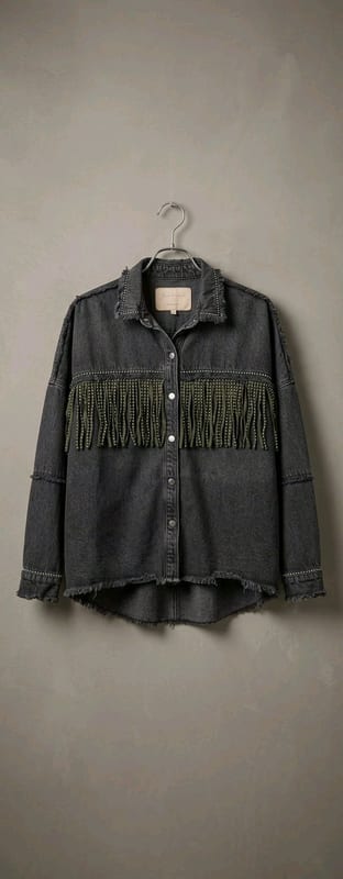 Damen Jeansjacke Denim-Overshirt mit Fransen + Nieten Woman Jacke Biker Jacke Gr. L/XL – Schwarz