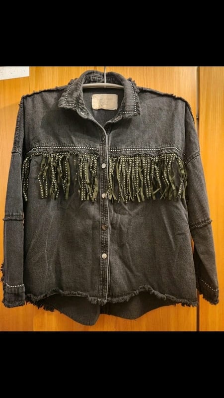 Damen Jeansjacke Denim-Overshirt mit Fransen + Nieten Woman Jacke Biker Jacke Gr. L/XL – Schwarz – Bild 2 von 6