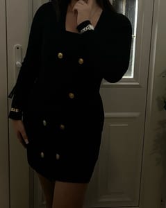 Damen Schwarzes Kleid mit goldenen Knöpfen, langen Ärmeln – Größe S