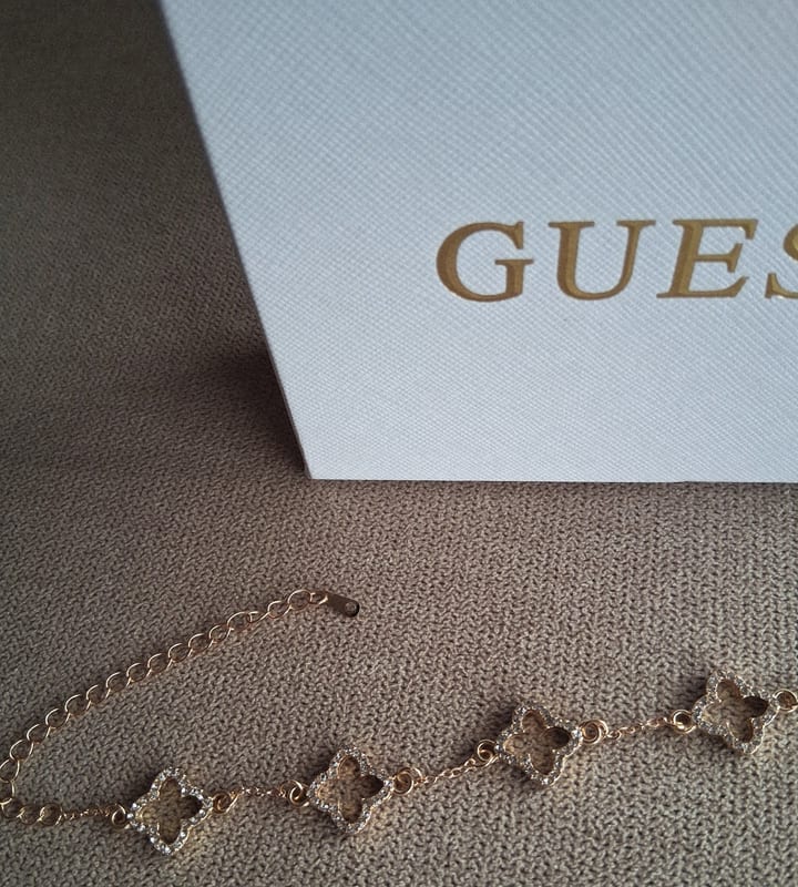 Damen Armkette goldfarben mit Kleeblattcharms und weißen Zirkonia Steinchen – Bild 6 von 7
